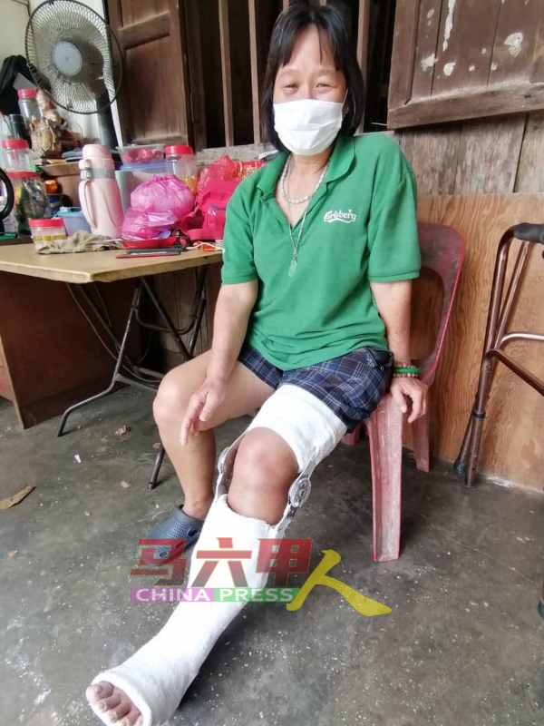 覃福姣载外孙女上学途中发生交通意外，左脚和右手骨折。