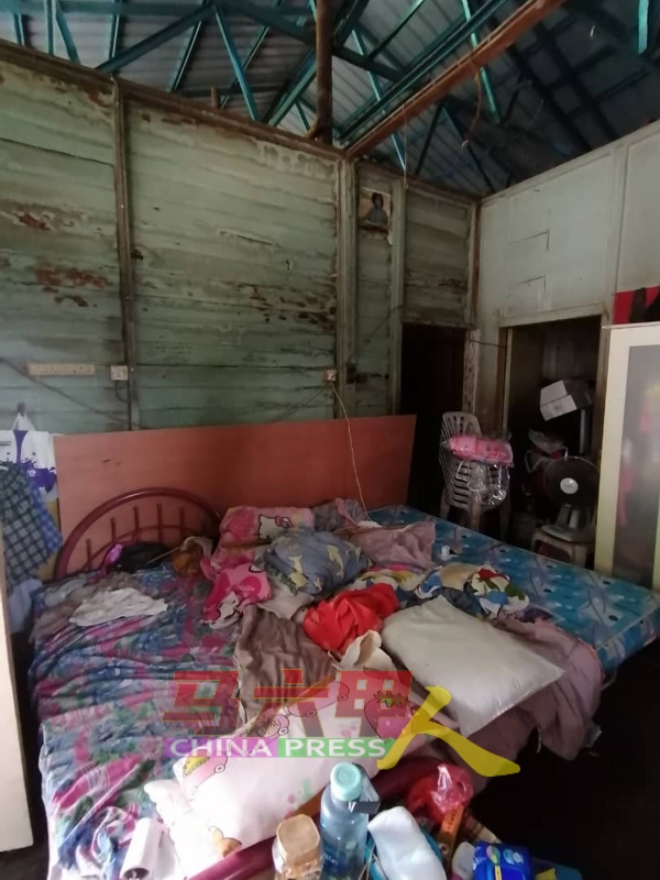覃福姣住在甘榜双溪布达的破旧木屋。