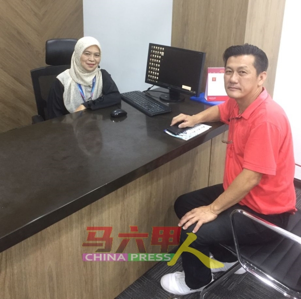 戴祖全（右）到马六甲水务公司了解新账单系统。
