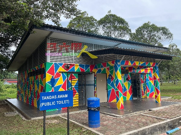 ■公园内甫髹漆的公共厕所，则以五彩缤纷颜色呈现。