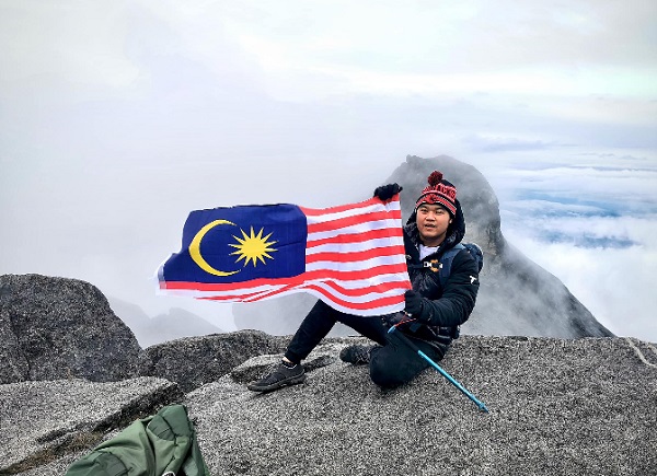 郭子毅忙于爱极乐州选区事务之际，通过户外运动寻找内心平静，图为他2022年9月16日登上亚庇神山，以另类方式庆祝马来西亚日。
