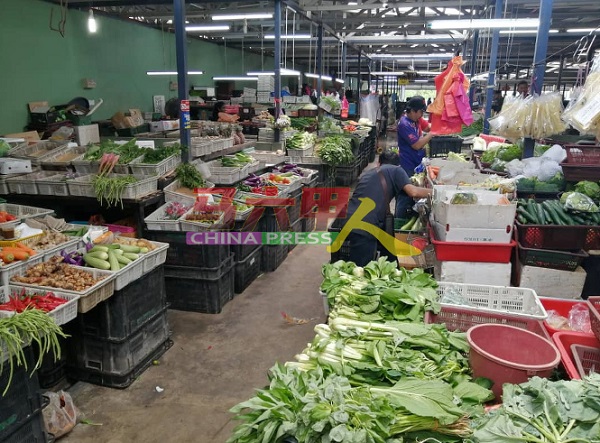 ■峇章巴刹售卖的蔬菜，50%来自甲州，40%来自金马仑和10%来自吉隆坡。