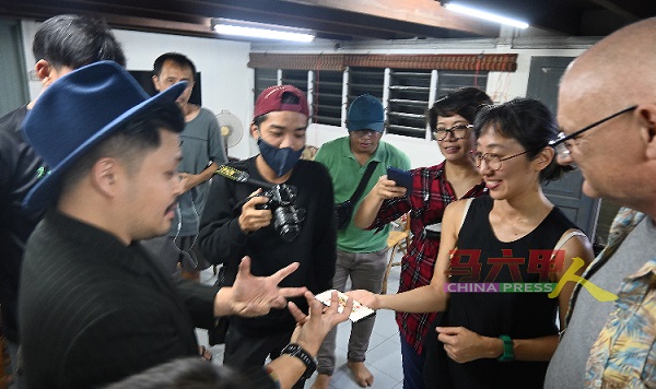 林方辉（左）表演把扑克牌变至手机里。