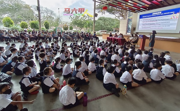 一年级新生在迎新日聆听第一副校长陈玲玲的汇报。