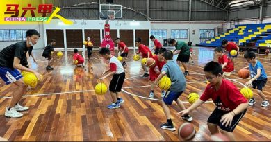 花式篮球 真有趣 逾百小学生快乐学习