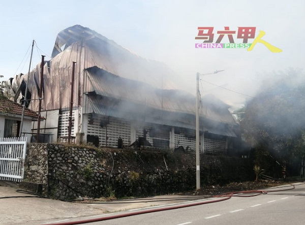■武吉南眉一间家具厂发生火警。