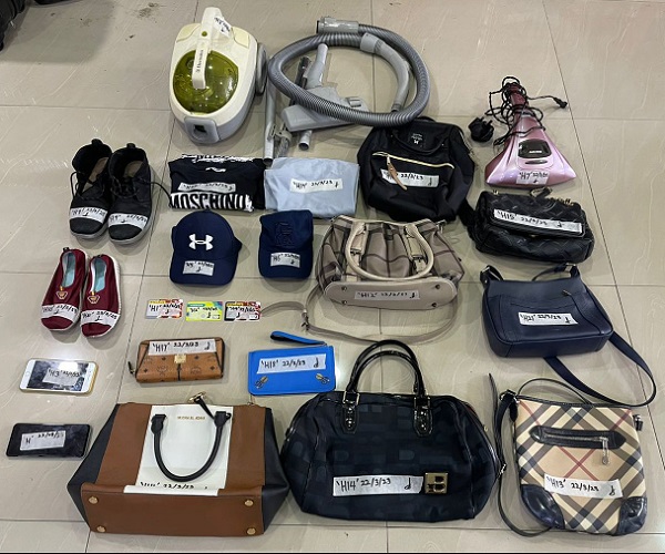 警方充公嫌犯在干下破门行窃案时，所偷走的包包、鞋子等财物。