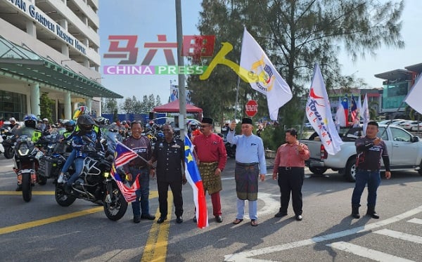 嘉宾主持挥旗礼。右起陈志坤、阿兹鲁、沙丹、莫哈末菲达勿斯、古纳及陈义光。