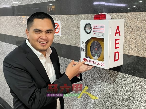 莫哈末阿克马医生视察安装在甲州政府行政大厦其中一台AED仪器。