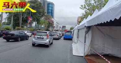 汉都亚路设开斋节市集 民众受促替代道路避车龙