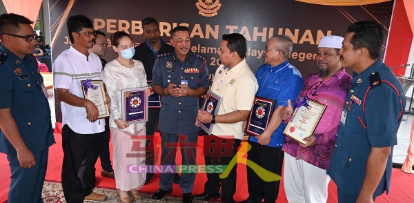 阿布峇卡（前排左3）感谢消防栓之友代表。