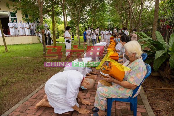 家属受邀出席见证参与者落发仪式。