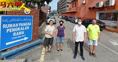 帆加南马组屋楼下 外来车  抢泊位兼挡路