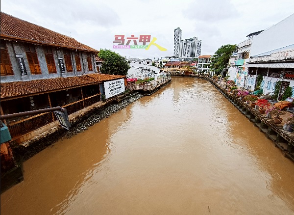 马六甲河河水形成深沉的巧克力色，市民关注及议论纷纷。