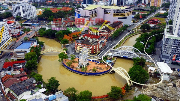 马六甲河因雨水而改变颜色，引起市民议论纷纷。