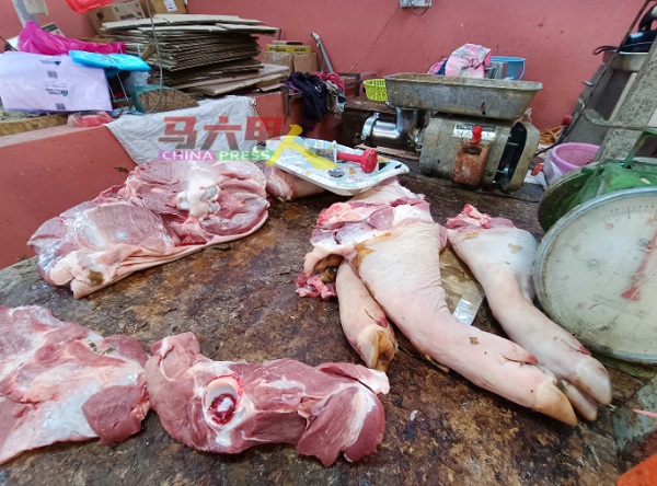 峇章大巴刹猪肉贩面对“贵来贵卖”情况。