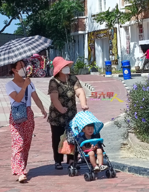 随着长命雨结束，马六甲又重返艳阳高照的天气，游客还是一样需要带把伞出外。
