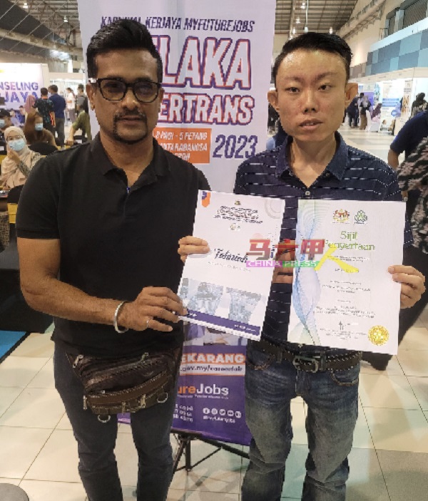 林志宏（右）与其任职健身教练的朋友，一起展示其录取信。