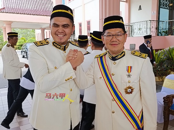 马华甲州联委会主席林万锋（右起）恭贺阿克马当选巫青团长。