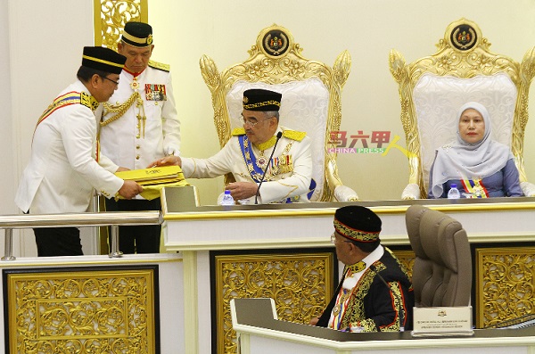 敦莫哈末阿里（右2）从首长苏莱曼（左）手中接过施政演辞。