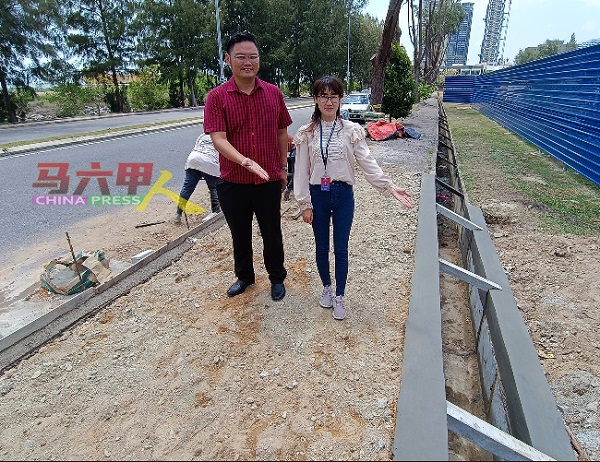 骆慧茹（右起）与高启尧赞扬马六甲市政厅高效率的能力，在短时间内展开沟渠修复工程。