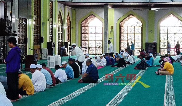 斋戒月期间，穆斯林踊跃到清真寺参加集体祈祷和听取古兰经文朗诵，以更好地感受宗教的力量和影响。