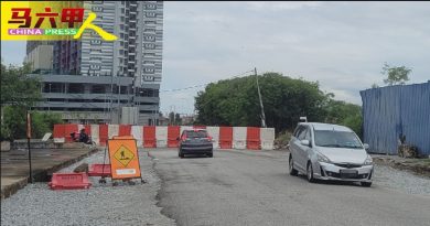 封路缺指示  司机懵了 路口红绿灯U转   好险