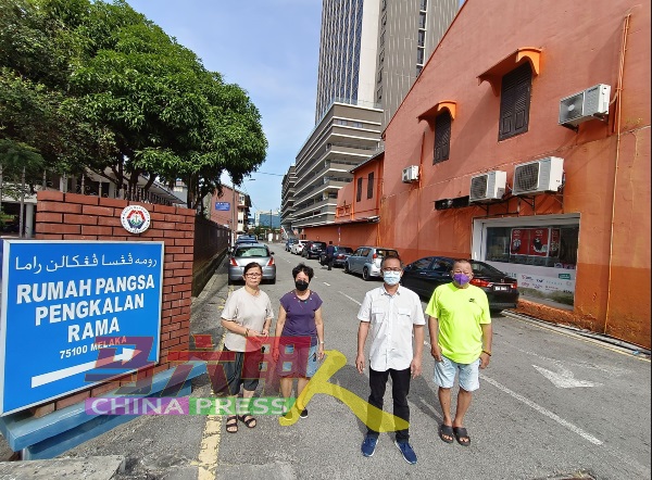 居民协会成员及居民，向刘志俍（右2）反映泊车位问题，左起李太太、萧珍妮及王先生（右）。