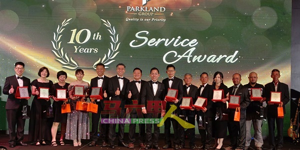10年服务奖得奖者与邓家建（左6起）、叶金发及陈诗胜。