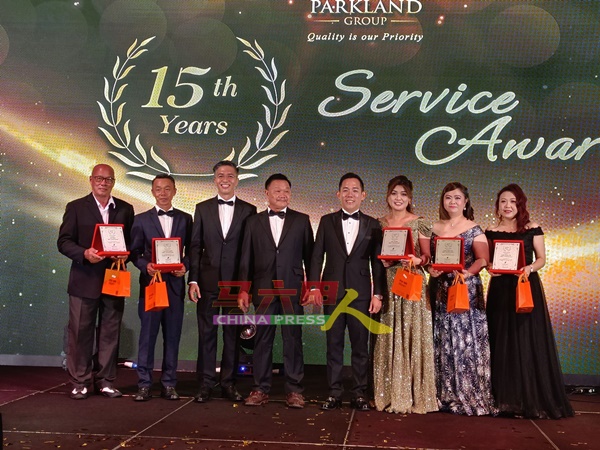 15年服务奖得奖者与邓家建（左3起）、叶金发及陈诗胜。