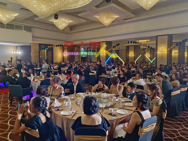 佰乐集团在马六甲惠胜酒店庆祝15周年晚宴，场面热闹。