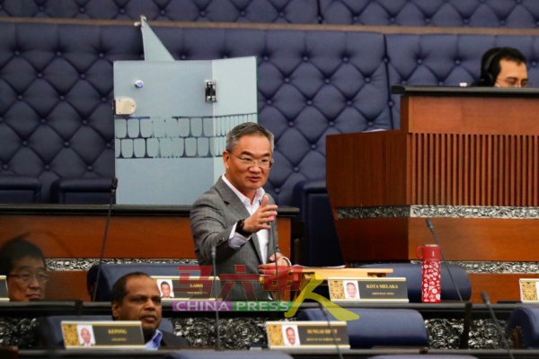 邱培栋在国会参与高等教育部财案委员会辩论环节。