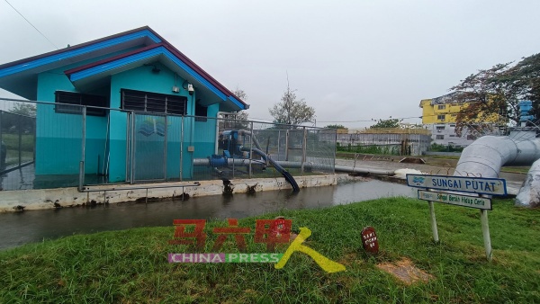 位于双溪布达河旁的水泵屋于2019年建竣后，发挥排水作用。