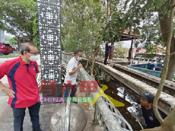 李祥生（左起）及刘志俍向清洁工人了解清理垃圾情况。