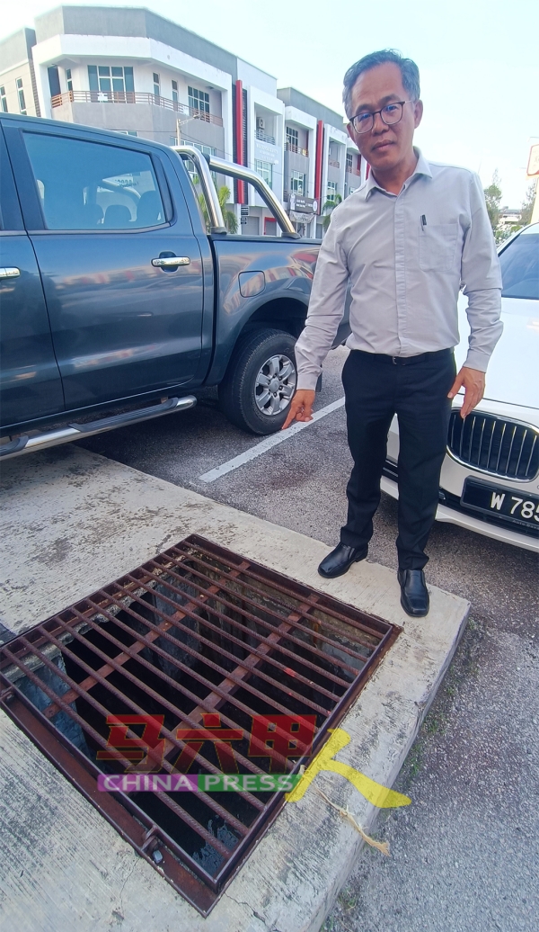 刘志俍指着地下水管爆裂，将导致马六甲水务公司面对无收益水亏损。