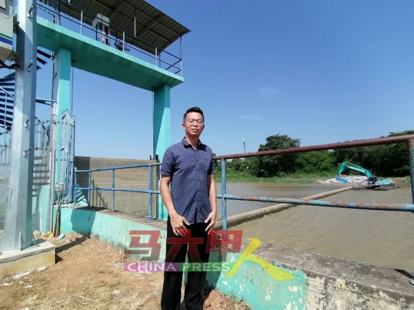 罗舜生勘察玛琳河坝围墙拆除工程。
