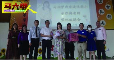 执教武小30年荣休  谢谢您，余亦梅老师