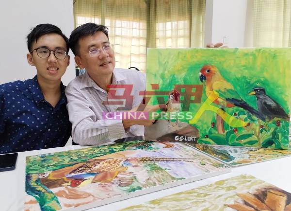 吴德福（右起）引导儿子，创作了42幅油画作品，编成《森林法庭》绘本。