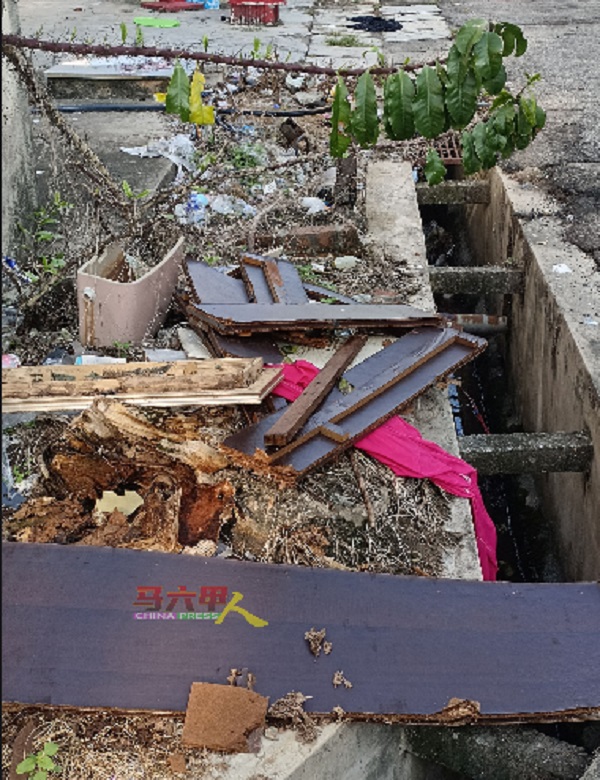 破烂家具被遗弃在沟渠旁。