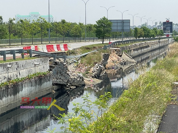 甲市区往返吉里望沿海大道路段的防洪沟，其中一处严重崩塌至今6个月。