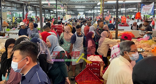 ■穆斯林赶在开斋节前到巴刹购买所需食材，导致近几天的巴刹水泄不通。
