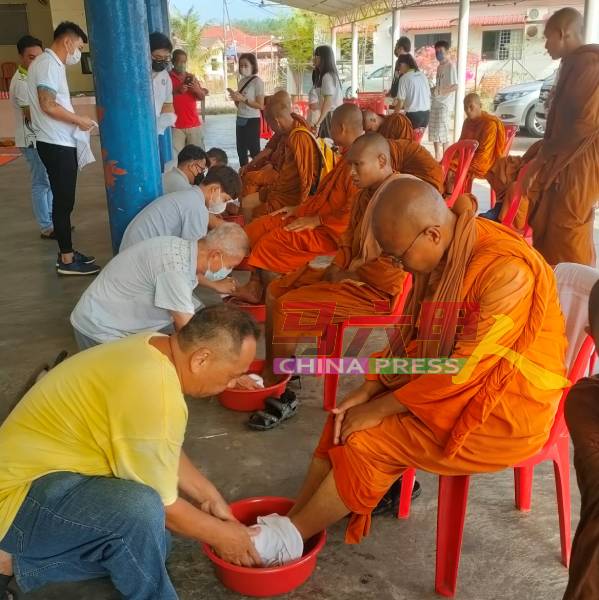 长途跋涉而来的苦行僧接受佛友清水洗脚的礼遇。