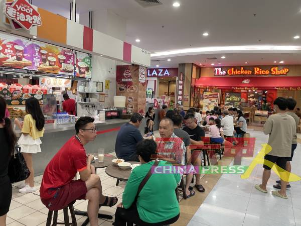 许多华裔趁着开斋节连假，到甲市永旺购物广场用餐。