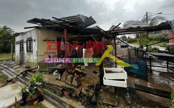 丹绒比达拉选区的17户住家遭受风灾袭击，幸没造成伤亡事件。
