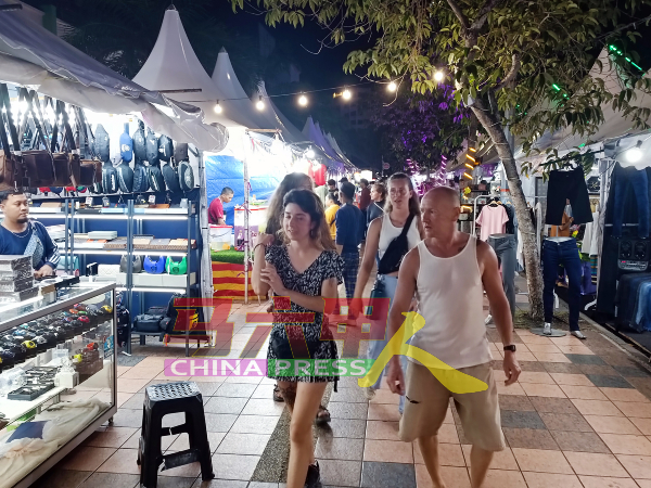 马六甲开斋节市集深受西方游客喜爱，大夥赶来市集大开眼界并消费。