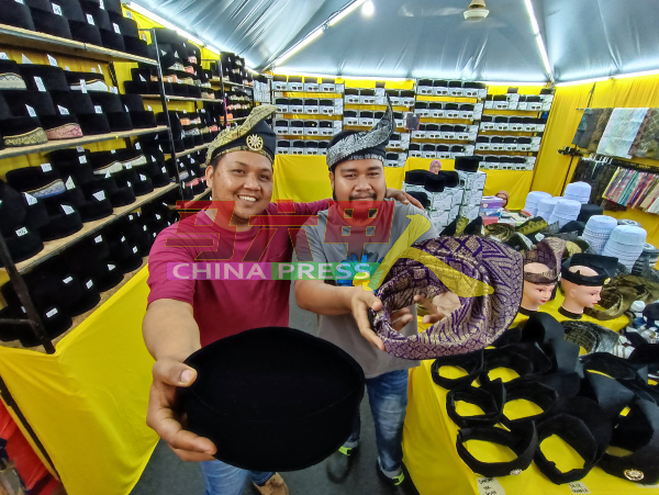 业者向记者展示款式多样化的帽巾（Tanjak）和宋谷帽（Songkok）。