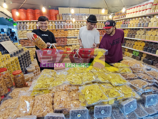 汉都亚广场开斋节市集主打传统服饰及日常用品，当中也有一些业者售卖马来传统糕饼。