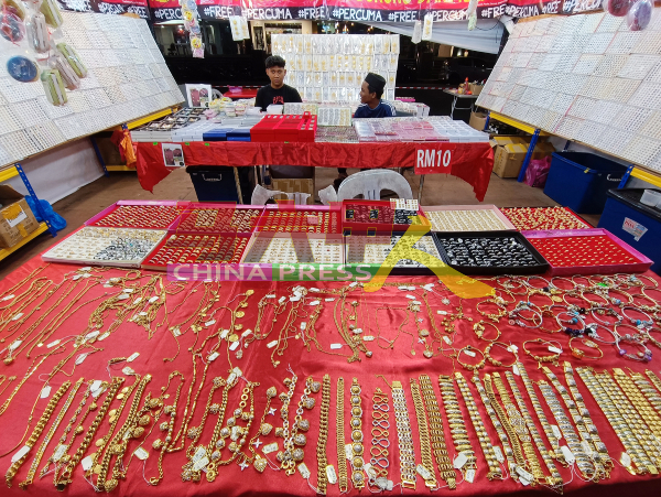 开斋节市集售卖珠宝与金饰首饰，以便巫裔同胞在开斋节期间能穿金戴银欢庆。
