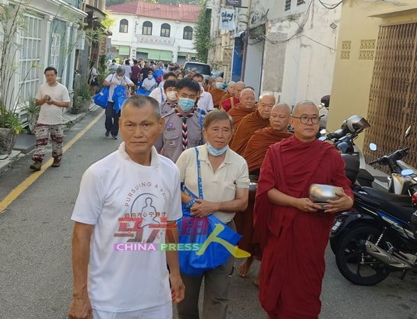 沿街托钵活动周日（4月30日）早上展开，队伍从水仙门出发。