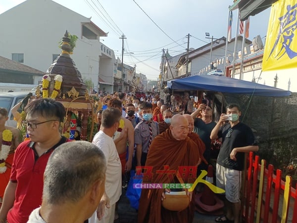 沿街托钵队伍遇上游神队伍，老街非常热闹，也展现了宗教融合的一面。